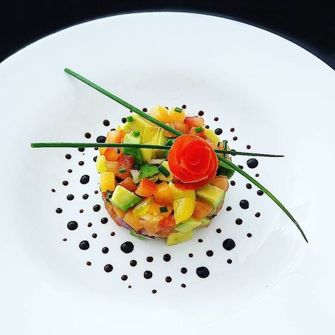 FORKSn'ROSES 🍴🌹 on Instagram: “Tartare avocat, saumon, melon, tomate, oignon rouge, ciboulette • 👨🏻‍🍳 @natharine.b •  Follow us @forksnroses • • #cookniche…” Fine Dining Starters, Food Plating Design, Avocado Chicken Salad Recipe, Gourmet Food Plating, Food Plating Techniques, Fresh Salad Recipes, Party Food Buffet, Gourmet Dinner, Amazing Food Art