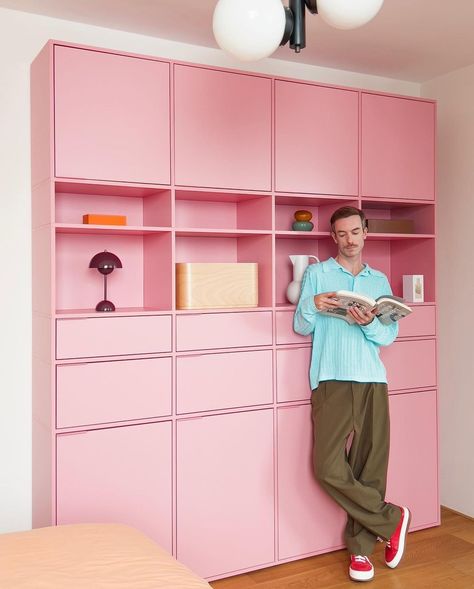 thomas vermeer (@thomas_vermeer) • Instagram photos and videos Colourful Bedrooms, Bookshelf Styling Living Room, Pink Shelves, Vinyl Storage, House Blueprints, Pink Wall, Bookcase Shelves, Perfect Pink, Wall Storage