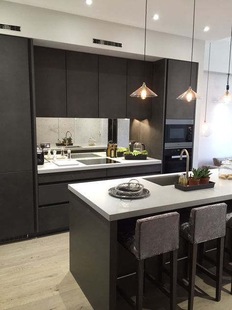 Black Kitchen Cabinets With Mirror Backsplash, Dark Mirror Backsplash, Black Kitchen Mirror Splashback, Kitchen With Mirror Backsplash, Mirrored Backsplash Kitchen, Mirror Backsplash Bar, Mirrored Kitchen Backsplash, Mirror Splashback Kitchen, Back Splashback Kitchen Ideas