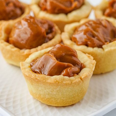 Dulce de Leche Caramel Tarts using Sweet Short Crust Pastry. So simple, so easy. Only 5 common ingredients and a very easy method is all it takes to make these rich, buttery, utterly irresistible mini tarts. Caramel Tart Recipe, Sweet Pie Crust, Caramel Tarts, Mini Tarts, Caramel Tart, Rock Recipes, Mini Tart, Pastry Tart, Shortcrust Pastry