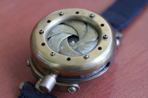 by Gogglerman (Instructables). DIY "TimEye" wristwatch with iris cover. Steampunk Keyboard, Mechanical Iris, Steampunk Gadgets, Steampunk Watch, Steampunk Wedding, Steampunk Diy, Steampunk Accessories, Steampunk Costume, Steampunk Design