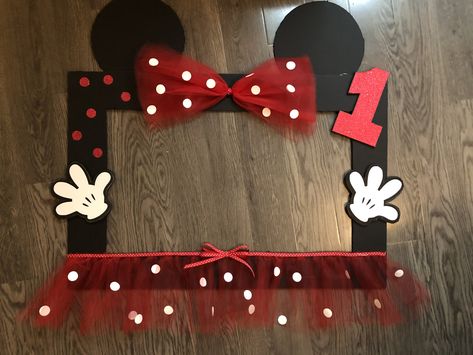 Minnie Diy Decorations, Minnie Mouse Crafts, Minnie Mouse Birthday Party Ideas Red, Minnie Mouse 1st Birthday Party Ideas, Diy Minnie Photo Booth Frame, Minnie Mouse Picture Frame, Minnie Mouse Streamer Backdrop, Minnie Mouse Photo Frame, Minnie Mouse Frame