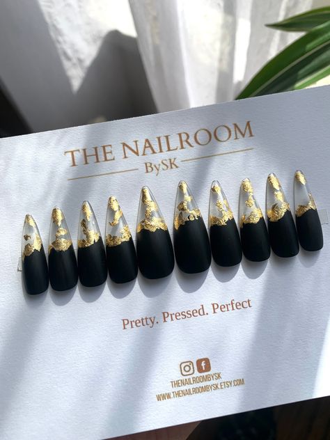 Gold Press On Nails, Long Black Nails, Black Almond Nails, Black Gold Nails, Best Press On Nails, Nails With Gold, Business Nails, Nails Luxury, Luxury Press On Nails