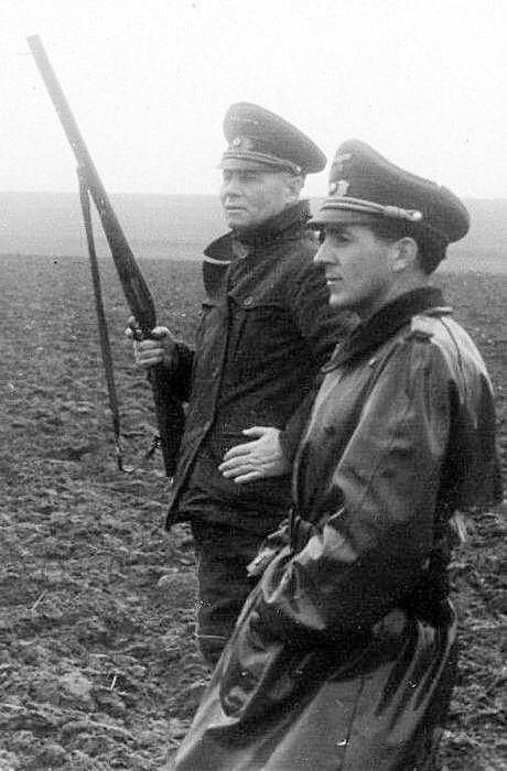 General Erwin Rommel Hunting Afrika Corps, Wwii German Uniforms, Erwin Rommel, Ww2 Soldiers, Ww2 Photos, Ww2 History, German Soldiers Ww2, German Uniforms, German History