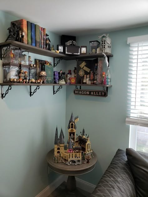 HP Hogwarts Lego castle with aged potions shelf and HP books. Harry Potter Display, Harry Potter Bedroom Decor, Citate Harry Potter, Zimmer Diy, Stile Harry Potter, Castle Bedroom, Nerd Room, Lego Hogwarts, Harry Potter Nursery