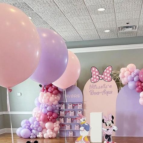 Minnie Mouse Party Backdrop, Minnie Mouse Clubhouse Birthday Party, Minnie Centerpieces Ideas, Minnie Daisy Birthday Party, Minnie Mouse Boutique Party Ideas, Minnie And Daisy Birthday Party, Minnie Bowtique Party, Minnie Mouse Bowtique Birthday, Minnie Y Daisy