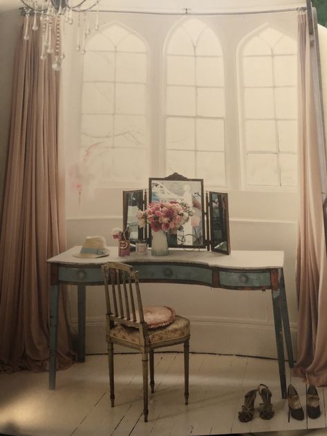 Pearl Lowe-Faded Glamour Faded Glamour, Pearl Inspired Interior Design, Pearl Interior Design, Faded Glamour Interior, Pearl Lowe Style, Pearl Lowe Interiors, 1920s Vanity Aesthetic, Pearl Lowe, Luxurious Kitchens