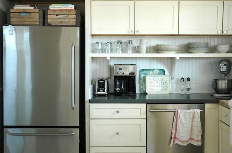 Farmhouse Backsplash, Beadboard Backsplash, Country Kitchens, Herringbone Backsplash, French Country Kitchens, Small Kitchen Storage, Eclectic Kitchen, Blue Cabinets, Cabinet Shelving