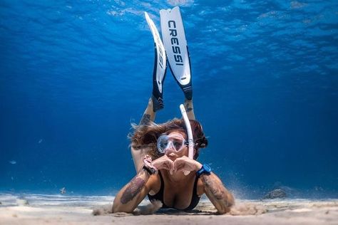 Gopro Pictures, Snorkeling Pictures, Diving Thailand, Real Life Mermaids, Scuba Diving Photography, Scuba Diver Girls, Underwater Portrait, Bawah Air, Focus And Concentration