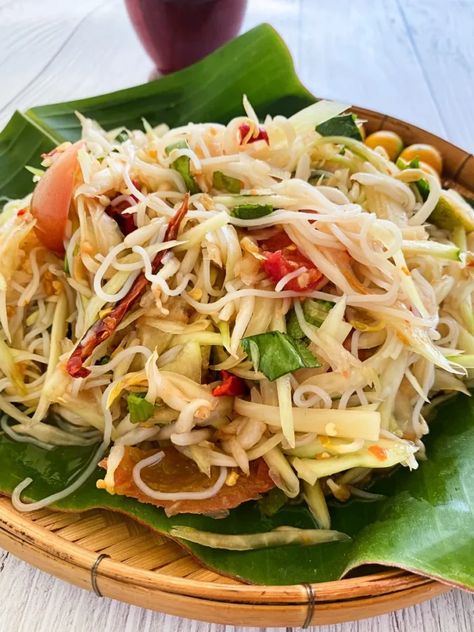 Tam Sua (Papaya Salad With Vermicelli) Healthy Thai Food, Salad With Rice, Cambodia Food, Pork Larb, Larb Recipe, Panang Curry Recipe, Asian Salads, Thai Food Recipes, Healthy Thai Recipes