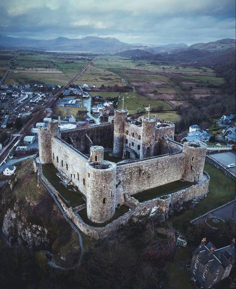 Castle House Island, Harlech Castle, Owain Glyndŵr, Fantasy Castles, Stone Castle, Richard Ii, Medieval Castles, Beautiful Ruins, History Of England