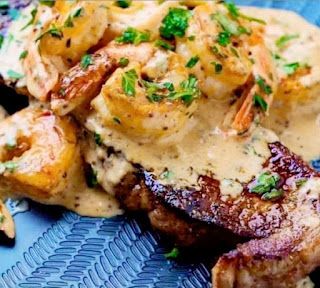 Steak With Shrimp, Creamy Cajun Shrimp Sauce, Cajun Shrimp Sauce, Pizza Grilled Cheese Recipes, Lobster Cream Sauce, Creamy Cajun Shrimp, Chicken Parmesan Recipe Easy, Mignon Steak, Cajun Sauce