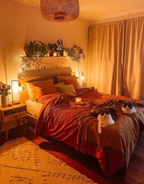 Cozy Bedroom Ideas Burnt Orange, Orange Aesthetic Dorm Room, Orange Fall Bedroom, Bedroom Ideas Orange Accent, Orange Tone Bedroom, Burnt Orange Room Ideas, Burnt Orange Dorm Room Ideas, Orange Cozy Bedroom, Brown And Orange Room Decor