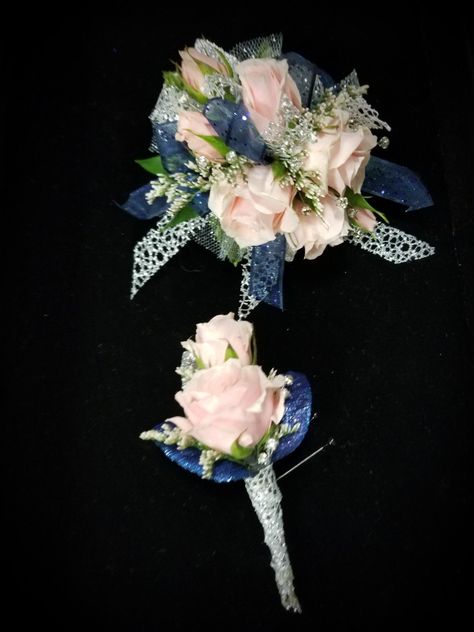 Pink spray roses with navy and silver accents Hand Corsage, Boutonniere Diy, Destiny Wedding, Hoco Flowers, Prom Flowers Bouquet, Pink Spray Roses, Dance Flowers, Prom Flowers Corsage, Blue Corsage