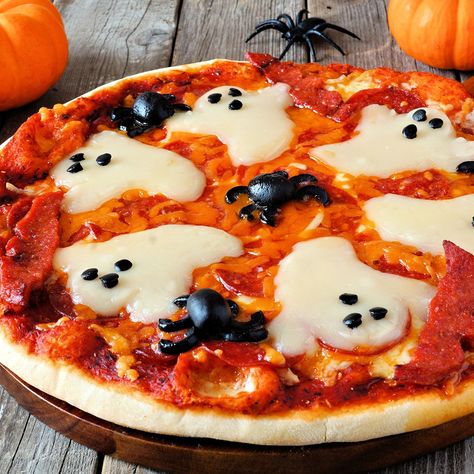 Halloween pizza with ghosts and spiders, close up on a rustic wood background Halloween Pizza Recipes, Halloween Appetizers For Adults, Pizza Halloween, Snack Halloween, Halloween Fingerfood, Halloween Appetizers Easy, Halloween Pizza, Uhyggelig Halloween, Halloween Punch