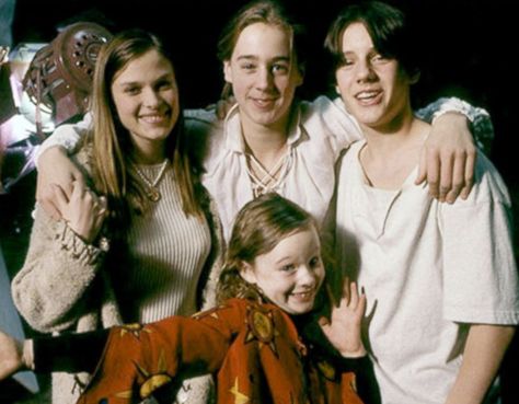 Behind-the-scenes photo of the cast of "Hocus Pocus"---best Halloween movie! Hocus Pocus Cast, Hermanas Sanderson, Max Dennison, Hocus Pocus 1993, Kathy Najimy, Hocus Pocus Movie, Citate Harry Potter, Sean Murray, Kenny Ortega