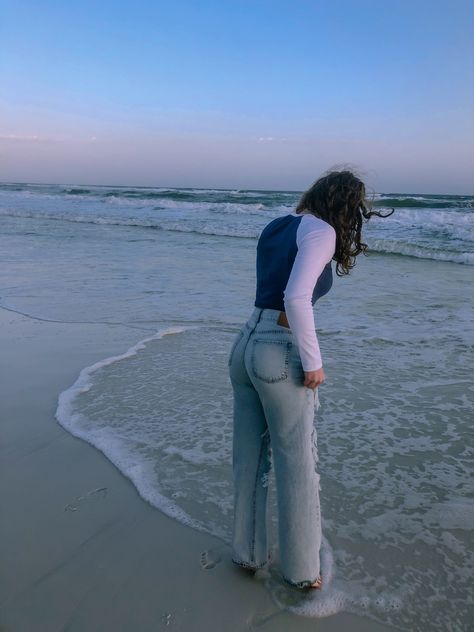 Poses Boyfriend, Tight Long Sleeve Shirt, Beach Picture, Beach Fits, Ripped Boyfriend Jeans, Beach Photography Poses, Photography Poses Women, Beach Poses, Beach Photoshoot