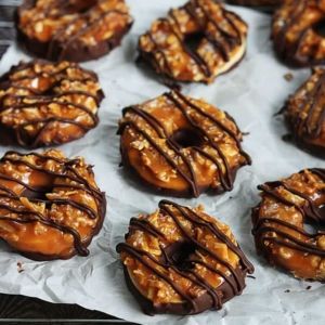 Homemade Samoas (aka: the caramel + coconut girl scout cookies) - Creme De La Crumb Homemade Samoas, Samoas Recipe, Samoa Cookies, Caramel Coconut, Coconut Desserts, Coconut Caramel, Coconut Cookies, Girl Scout Cookies, Coconut Girl