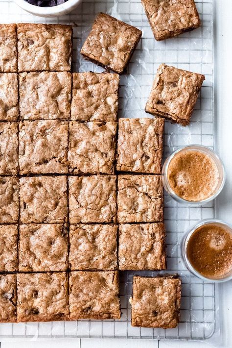 Espresso Chocolate Chip Blondies: An unforgettable,versatile, and genius base recipe that’s jam packed with espresso and two kinds of chocolate. #blondie #espresso #chocolatechip #baking #dessert #bar #peppermint #cookie #brownie #holiday Dessert Halloween, Chocolate Chip Blondies, Desserts Vegan, Gateaux Cake, Key Lime, Brownie Recipes, Sweets Treats, Base Foods, Almond Butter