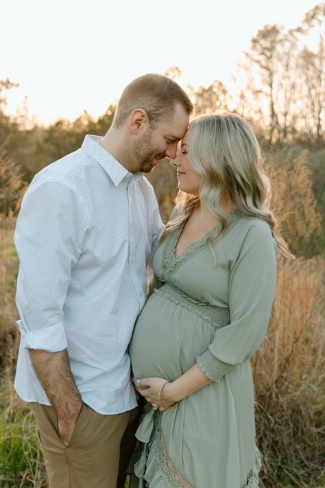 photo by rachel suarez photography Classy Maternity Shoot Outdoor, Maturity Poses, Maternity Picnic, Field Maternity Photoshoot, Maturity Photoshoot, Outdoor Maternity Pictures, Maternity Photography Poses Couple, Maternity Photo Outfits, Pregnancy Photos Couples