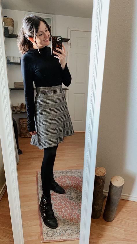 Work Outfit Tights, Short Skirt Winter Outfit, Netherlands Outfits, Knee Length Skirts Outfits, Skirt Outfit Fall, Short Skirts Outfits, Jean Skirt Outfits, Professional Work Outfit, Winter Skirt Outfit