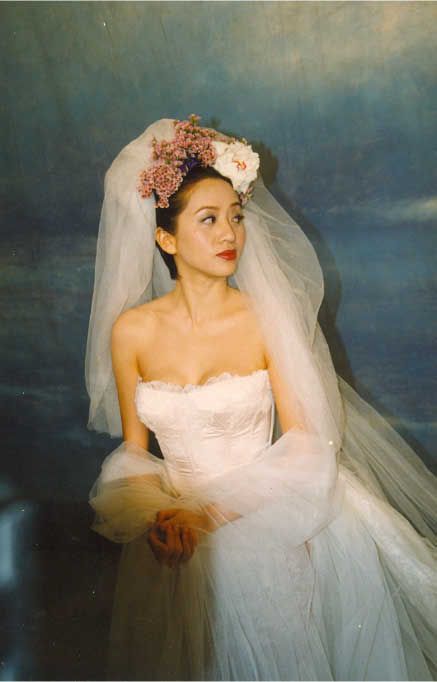 Anita Mui is a chinese singer. (Méiyànfāng shì zhōngguó gēshǒu.) She is getting married in this photo.   (Tā yào jiéhūn de zhàopiàn.) China Pics, Anita Mui, Wedding Movies, Dream Wedding Ideas Dresses, Semi Formal Dresses, Timeless Wedding, Here Comes The Bride, Bridal Looks, White Wedding