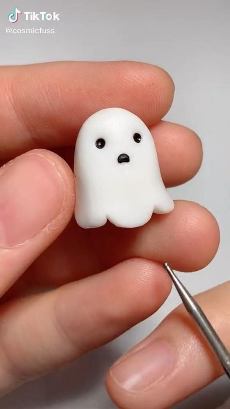 Polymer Clay Aesthetic Ideas, Clay Ghost Tutorial, Cute Clay Art Easy, Clayart Cute, Ideas Con Porcelana Fria Aesthetic, Polymer Clay Ghosts, Cute Clay Art Ideas Easy, Ideas Porcelana Fría Aesthetic, Aesthetic Polymer Clay Ideas