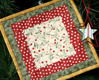 Chasing Cottons: Christmas hot pads...gift idea?? Sewing Projects Christmas, Christmas Hot Pads, Hot Pads Diy, Kitchen Dinner Table, Quilted Potholder Pattern, Hot Pads Tutorial, Christmas Potholders, Christmas Quilting Projects, Sewing Christmas