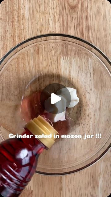 Masonjarrecipes on Instagram: "Grinder salad sub in a mason jar 🤤 For the dressing * Mayonnaise: 2 tablespoons * Red wine vinegar: 1 tablespoon * Olive oil: 1 tablespoon * Dried oregano: 1/2 teaspoon * Salt: 1/4 teaspoon (adjust to taste) * Pepper: 1/4 teaspoon (adjust to taste) * Fresh garlic: 2 cloves, minced For the salad * Cherry tomatoes, halved * Red onion, diced or thinly sliced * Banana peppers, sliced * Mozzarella cheese, cubed or shredded * Deli meats (pepperoni, ham, turkey), sliced or diced * Iceberg lettuce, shredded 1. Prepare the dressing: In a small bowl, combine a little mayo (about 1-2 tablespoons), a splash of red wine vinegar, a drizzle of olive oil (about 1 tablespoon), a pinch of dried oregano, garlic salt, and pepper. Mix well to combine. Adjust the quantities to su Grinder Salad, Sliced Banana, Jar Meals, Banana Peppers, Instagram Recipes, Mason Jar Meals, Deli Meats, Iceberg Lettuce, Stuffed Banana Peppers