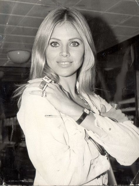 Britt Ekland Plastic Surgery Fail, Britt Ekland, Looking For A Relationship, James Bond Girls, Wicker Man, Swedish Girls, Mod Girl, Bond Girls, White Plains