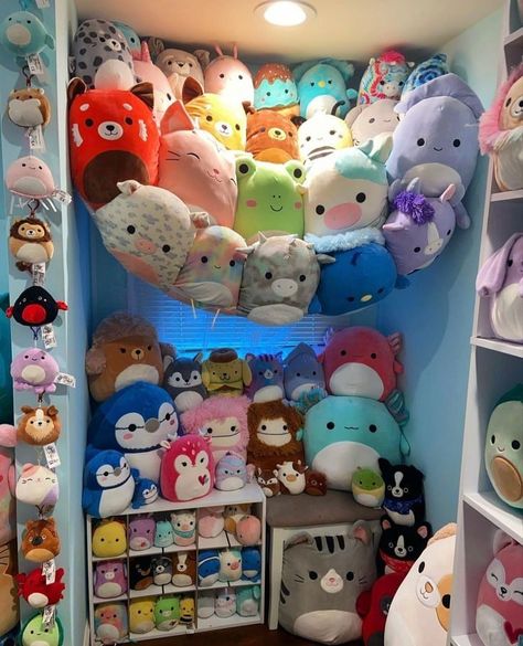 Where To Store Squishmallows, Stuff Animal Collection, Plushie Collection Aesthetic, Squishmallow Organization Ideas, Plushie Collection Display, Squishmallow Storage Ideas, Squishmallows Room, Squishmallows Storage, Plushie Display