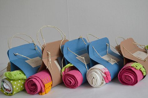 tea towels packaging (sugestão de lembrancinha para o Chá das mulheres no mês das mães). Towel Packaging, Scarf Packaging, Packaging Template Design, Socks Packaging, Creative Gift Wraps, Birthday Hampers, Packaging Ideas Business, Clothing Packaging, Packaging Template