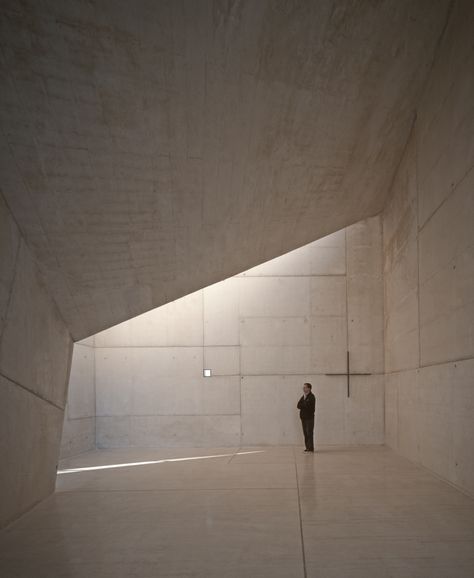 Love that little openning/ Love the lights and shades/ Tranquility/ Chapel in Villeaceron / S.M.A.O. Modern Church, Philip Johnson, Concrete Architecture, Concrete Walls, Sacred Architecture, Religious Architecture, Oscar Niemeyer, Church Architecture, Empty Room