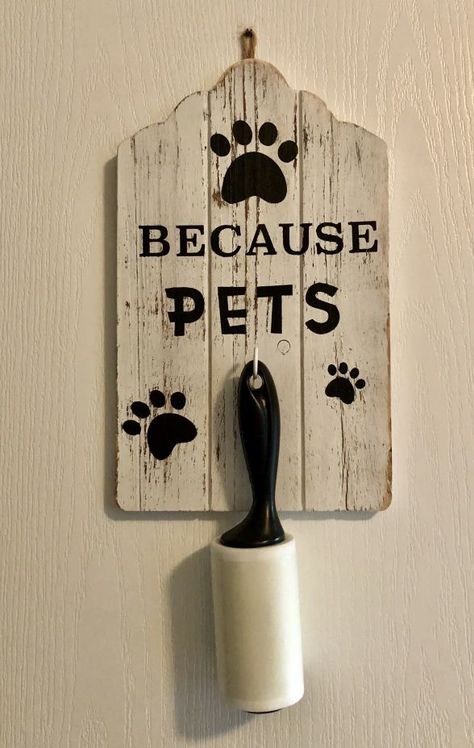 Puppy Signs Diy, Dog Lint Roller Sign, Pet Projects Diy, Diy Animal Decor, Pet Crafts To Sell, Funny Pet Signs, Cute Dog Signs, Dog Rooms Ideas, Dog Items To Make And Sell