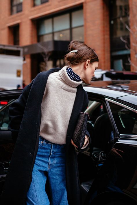 The Double Turtleneck Look to Try for Fall and Winter — Street Style Styling Tips Layered Turtleneck, Fall Girl, Chunky Turtleneck Sweater, 2024 Outfits, New York Fashion Week Street Style, Woman Walking, Winter 22, Nyfw Street Style, Stil Inspiration