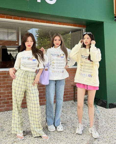 Kpop Idol Crocs, Kpop Crocs, Crocs Korean Fashion, Ullzang Bestie 4 Girl, 6 Girls Squad Aesthetic Korean, Korean Style Outfits, Platform Crocs, Group Photography Poses, Bff Outfits