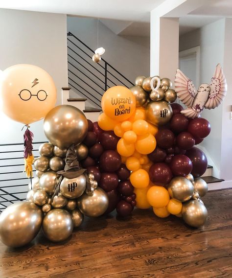 PoshPop Balloons on Instagram: “⚡️🧙🏻 I solemnly swear that I am up to no good ⚡️🧙🏻 ﻿ ﻿Calling all Harry Potter fans! Tag a friend who would love this set up! ﻿ ﻿🦁10 points…” Harry Potter Balloons, Harry Potter Birthday Decorations, Harry Potter Graduation, Harry Potter Bachelorette Party, Harry Potter Bachelorette, Harry Potter Theme Birthday, Baby Shower Balloon Arch, Cumpleaños Harry Potter, Harry Potter Bday