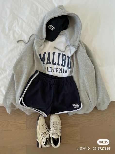 Cute Gym Outfits For School, Sporty Shorts Outfit, Bookworm Clothes, Gymwear Outfits, Cute Gym Outfits, Cute Lazy Day Outfits, Lazy Outfits, Simple Trendy Outfits, Cute Everyday Outfits