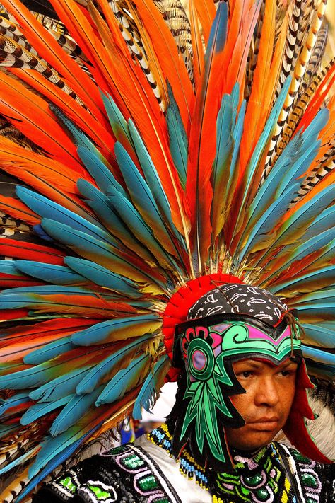 Queretaro Mexico Aztec Headdress, Aztec Culture, Aztec Warrior, Indian Headdress, Art Premier, Aztec Art, Photo Grouping, Feather Art, We Are The World