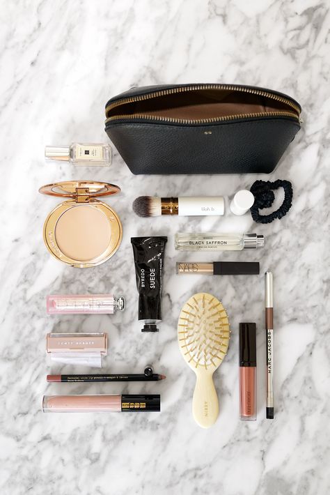 Cuyana Makeup Bag Small Kylie Jenner Makeup Collection, Makeup Collection Storage, Whats In My Makeup Bag, Penyimpanan Makeup, Makeup Collection Goals, Ysl Makeup, Collection Storage, Expensive Makeup, Makeup Bag Essentials