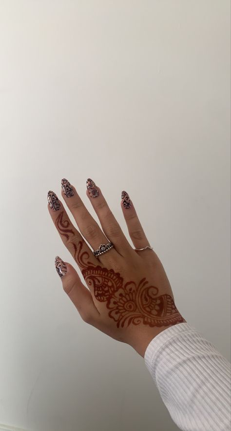 Brown Heart Nails, Cute Henna Design, Cute Henna Designs, Cute Henna Tattoos, Brown Henna, Henna Inspired Tattoos, Cute Henna, Finger Henna Designs, Brown Heart