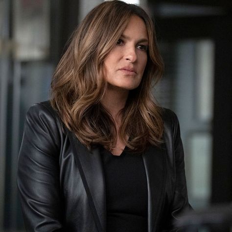 Olivia Benson Hair, Law Order Svu, Twa Hairstyles, Olivia Benson, Special Victims Unit, Mariska Hargitay, Short Natural Hair Styles, Law And Order, Leather Blazer