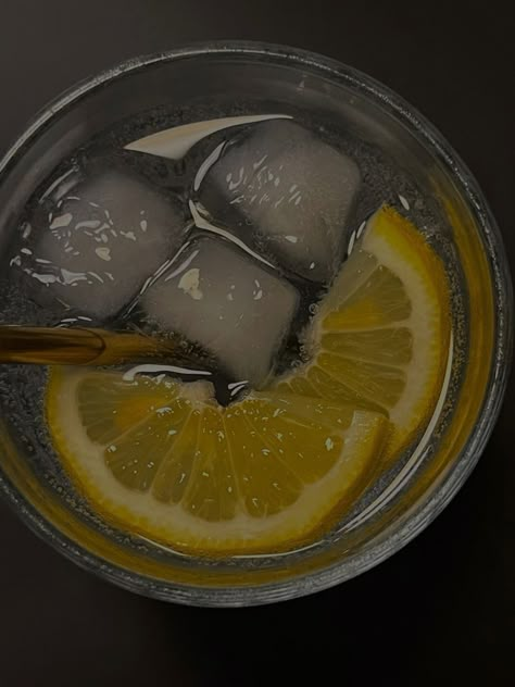 Lemon Water Aesthetic, Store Lemons, Freeze Lemons, Hot Water With Lemon, Juicing Recipes For Health, Aesthetic Lemon, Lemon Cleanse, Juicing Recipe, Water With Lemon