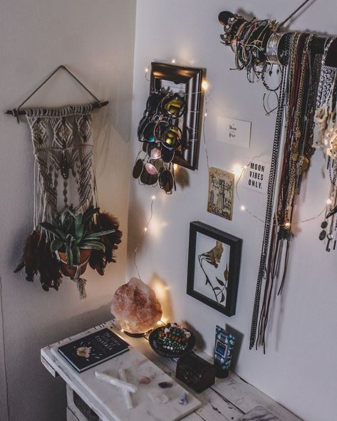 The Witchy Aesthetic Boho Witchy Bedroom, Witch Bedrooms, Wiccan Home, Witchy Bedroom, Minimalist Dorm, Witch Home Decor, Witchy Room, Witch Room, Wiccan Decor