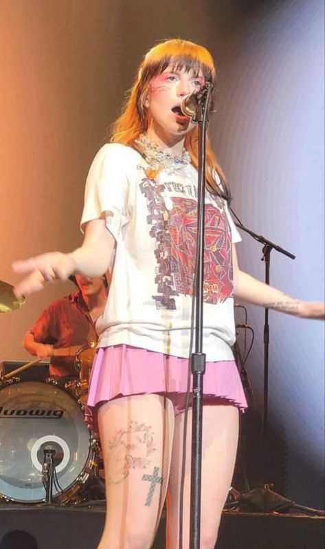 Hayley Williams Style, Paramore Concert, Hair Mood Board, Paramore Hayley, Haley Williams, Taylor York, Paramore Hayley Williams, Pastel Outfit, Perfect People