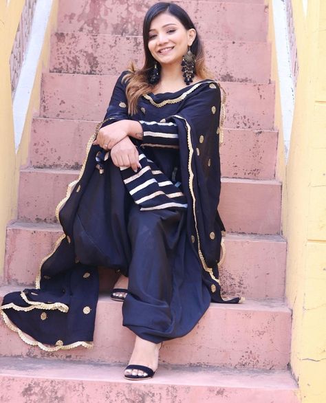 Khushi Choudhary Khushi Choudhary, Nisha Bhatt, Suit Pose, Dp Pic, Designer Punjabi Suits, Simple Pakistani Dresses, Social Media Stars, Saree Look