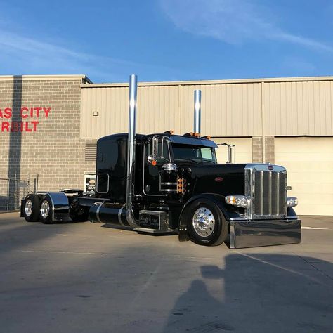 Texas Big Rigs on Instagram: “💥💥Newest 389 flat top beauty @gandystransport #largecar #peterbilt #peterbilttrucks #389 #bigrig #customrig #truckporn #koolpetes…” Peterbilt 389 Flat Top, Custom Peterbilt 389 Flat Top, Peterbilt Flat Top, Semi Truck Parts, Custom Peterbilt, Truck Life, Quick Pics, Peterbilt 359, Model Truck Kits