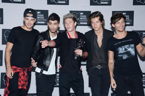 NEW YORK NY  AUGUST 25   Liam Payne Zayn Malik Niall Horan Harry Styles and Louis Tomlinson of One Direction pose in the... One Direction Awards, Wallpaper One Direction, Memories Video, Malik One Direction, One Direction Wallpaper, Midnight Memories, One Direction Photos, Best Song Ever, One Direction Harry