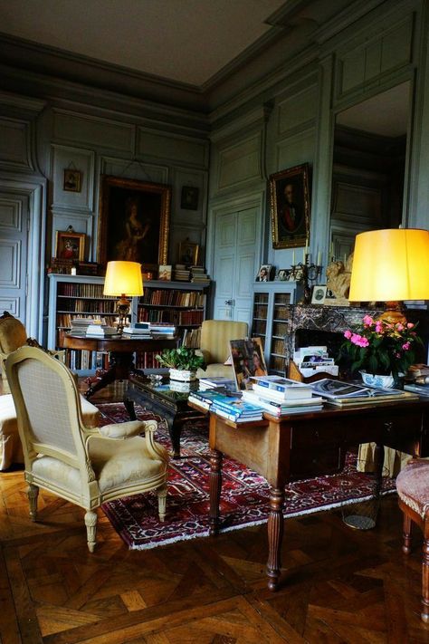 English Country Decor, Dream Office, English Country House, Bougainvillea, Classic Interior, Home Library, My New Room, Beautiful Interiors, House Inspo