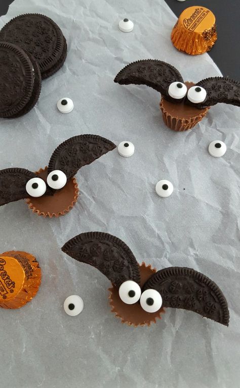 No Bake Chocolate Peanut Butter Bat Bites: Easy Kids Recipe For Halloween - Lady and the Blog Bake Halloween Treats, No Bake Halloween Treats, Halloween Meals, Quick Halloween Treats, Bake Halloween, Kids Cooking Party, Halloween Snack Mix, Halloween Party Treats, Peanut Butter Oreo